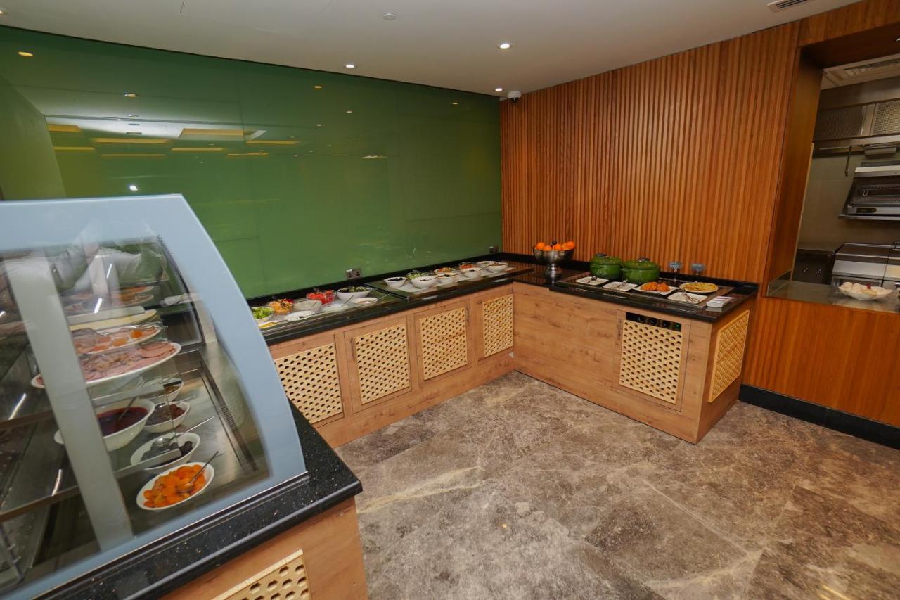 The Grand Lux Hotel Doha Ngoại thất bức ảnh A salad bar at a hotel