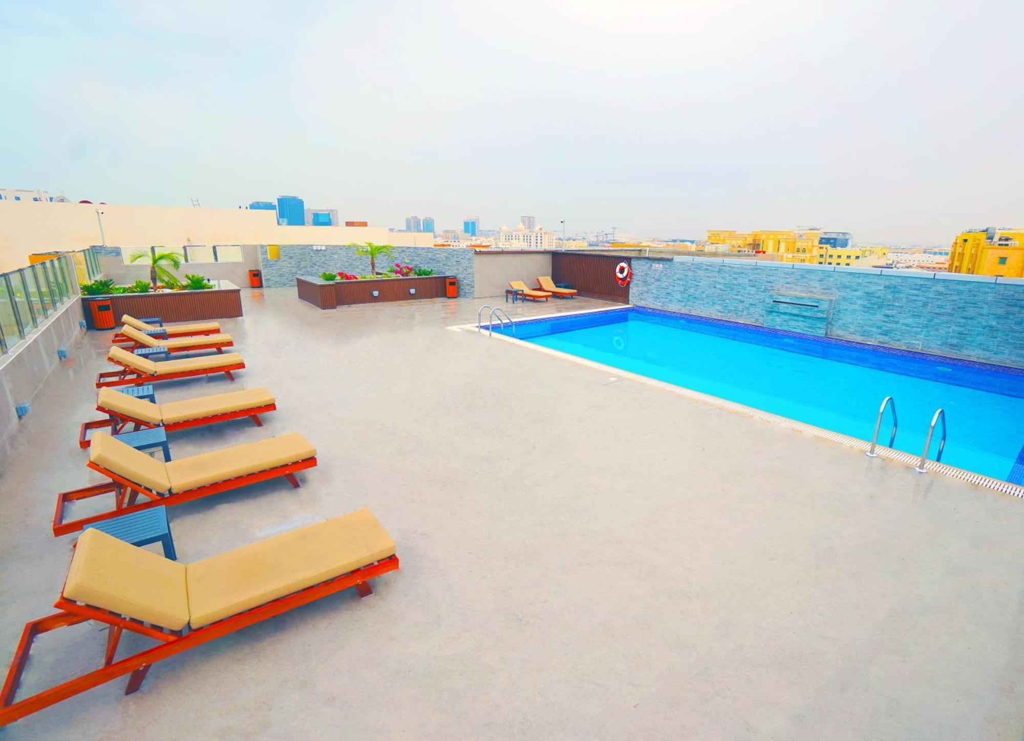 The Grand Lux Hotel Doha Ngoại thất bức ảnh Rooftop pool at the hotel